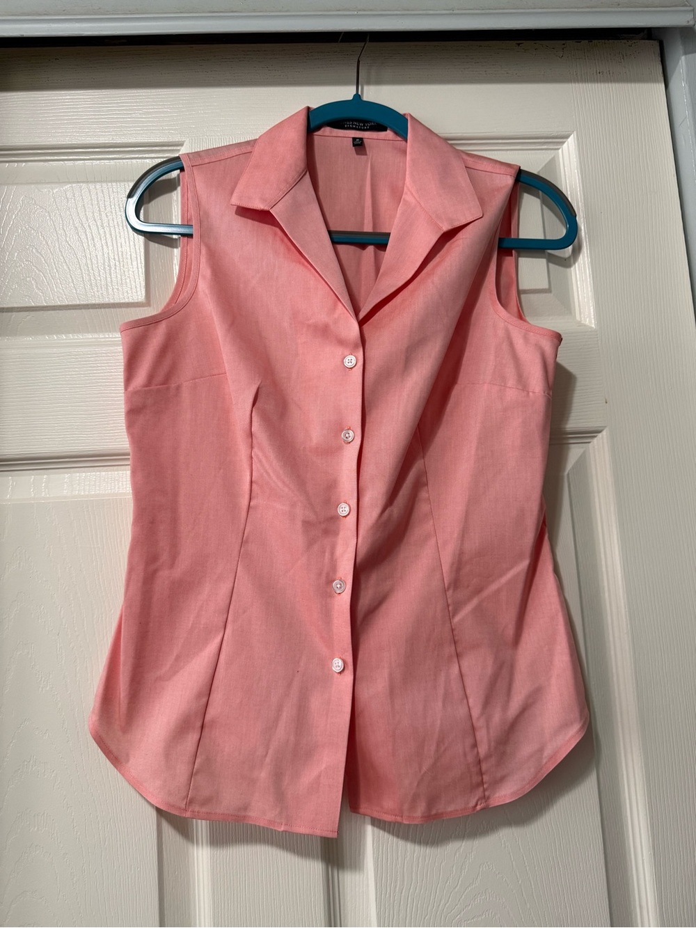 sleeveless shirt the Jones New York brand.